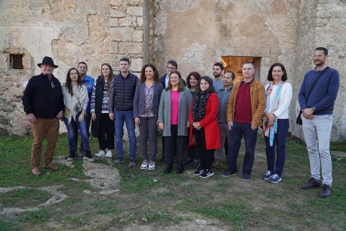 La presidenta del Consell insular de Mallorca, Catalina Cladera, en la visit al conjunto de Bellpuig.