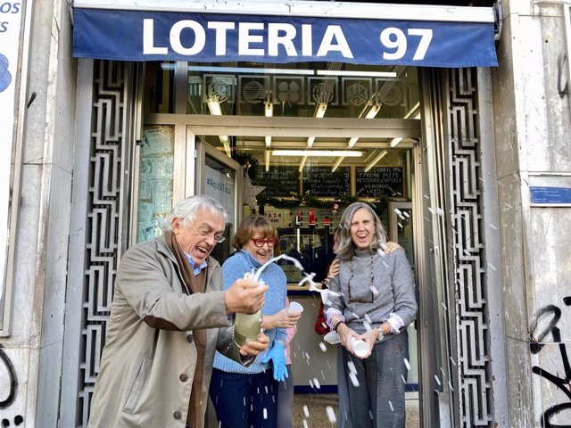 El responsable de la administración de lotería número 97, en la plaza Urquinaona de Barcelona, celebra haber repartido el sexto quinto premio de la Lotería de Navidad en Barcelona