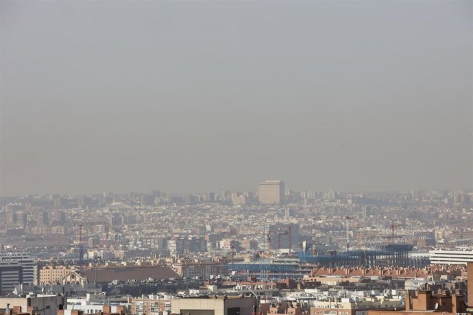 Archivo - Imagen de la boina de contaminación en Madrid