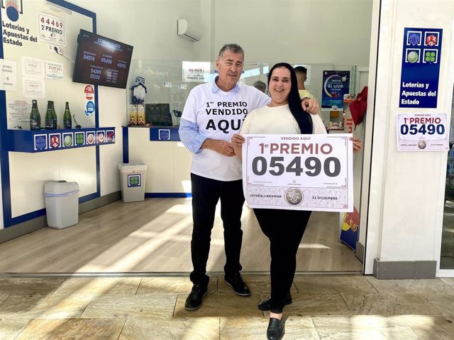 Andrés García, padre del propietario de la administración El Duende, en el centro comercial Los Alisios, uno de los lugares que repartió el Gordo de de este año, junto a Aruma Alejo, empleada de la oficina