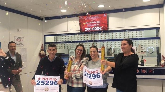 La administración de lotería número 6, El Negrito, situada en la calle Portugal 35, en la ciudad de Alicante, celebra el cuarto premio en la Lotería de Navidad con el número 25.296.