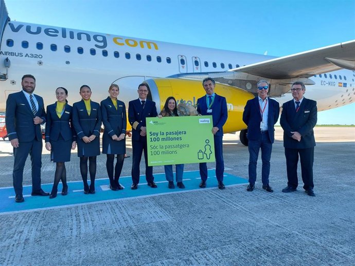 El Aeropuerto de Menorca recibe a la pasajera 100 millones