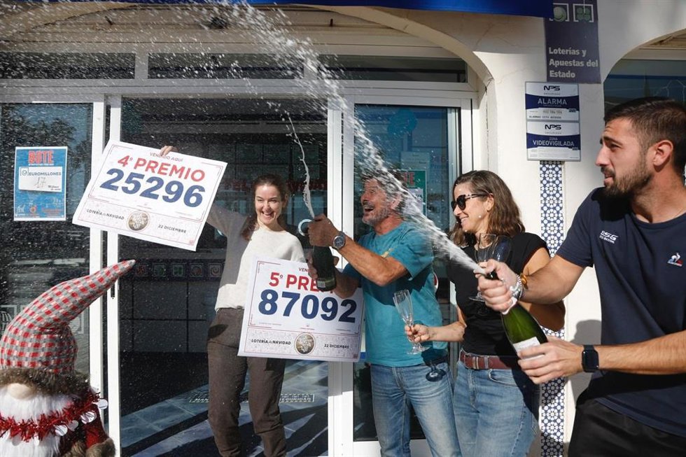 Una administración de Torremolinos (Málaga) da un cuarto y quinto premio en la Lotería de Navidad: "Ha sido súper emocionante"