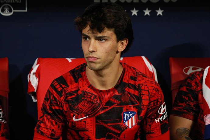 Archivo - El delantero portugués Joao Félix, en el banquillo.