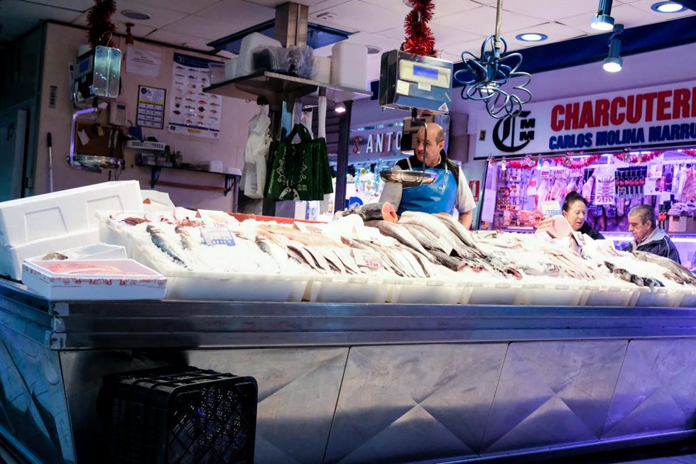 Archivo - Una pescadería en un mercado de Madrid.