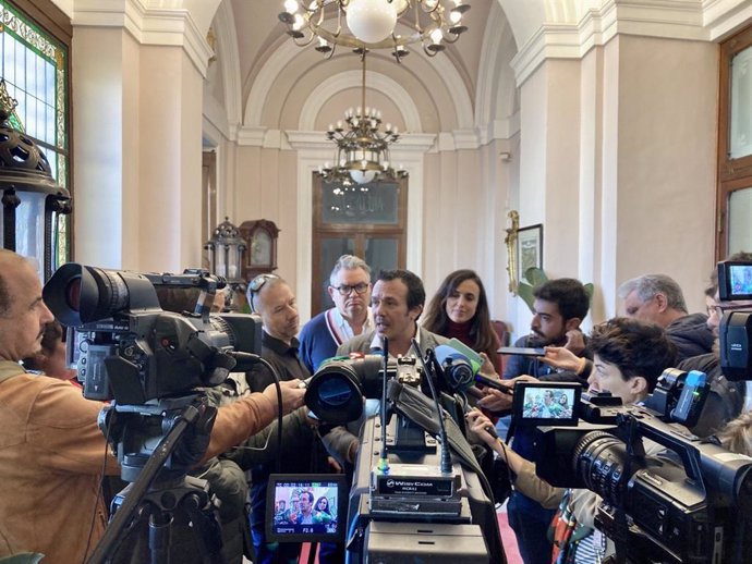 El alcalde de Cádiz atiende a los periodistas en el Ayuntamiento.