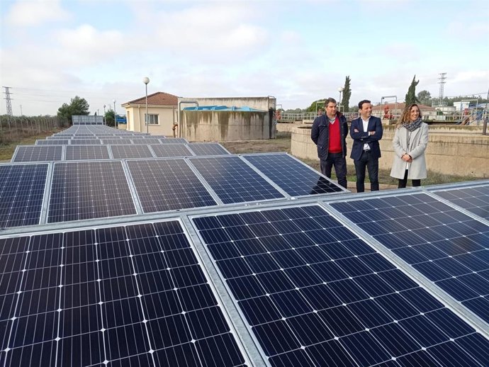 Visita a la EDAr para conocer el nuevo sistema de paneles solares retráctiles