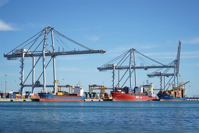 Archivo - Barcos de contenedores en una imagen de archivo.