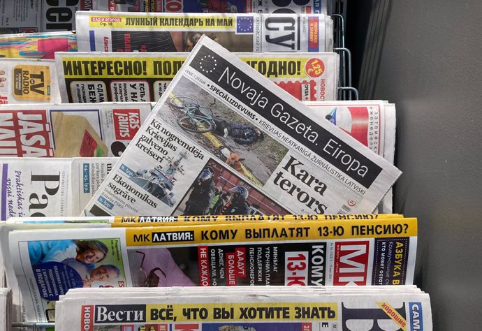 Archivo - 06 May 2022, Latvia, Riga: The Latvian and Russian editions of "Novaya Gazeta. Europe" is stuck at a newsstand in Riga. A print edition of the European version of the well-known newspaper critical of the Kremlin, "Novaya Gazeta," appeared for 