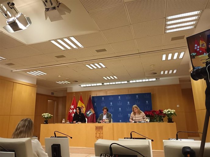 El alcalde, José Luis Martínez-Almeida, y la vicealcaldesa, Begoña Villacís, en rueda de prensa