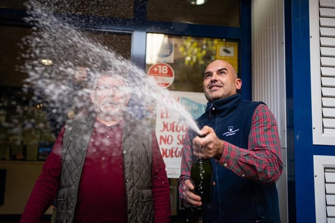 Los propietarios de la administración de lotería de Barber del Valls que ha vendido cinco series del 'Gordo' de Navidad