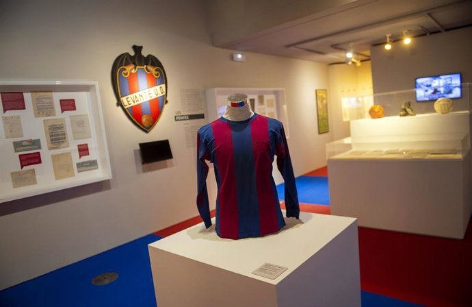L'ETNO, el Museu Valenci d'Etnologia, explora "la intrahistoria" del Levante UD, el equipo de fútbol "decano" de la ciudad de Valncia, desde su nacimiento y con una selección que incluye materiales inéditos.