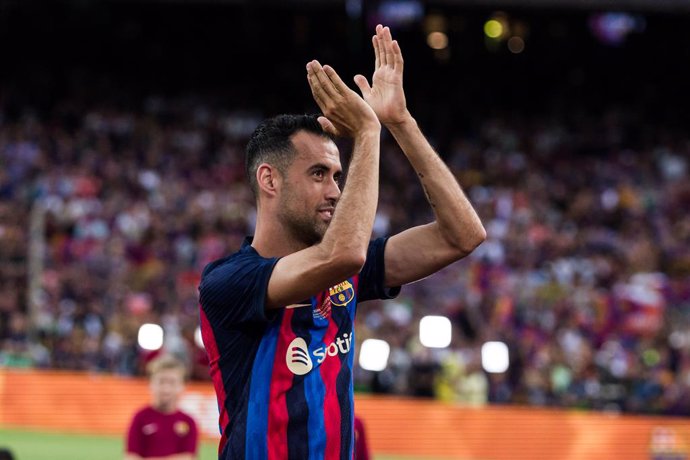 Archivo - Sergio Busquets of FC Barcelona saludates to the fans during the Joan Gamper Trophy match between FC Barcelona and Pumas UNAM at Spotify Camp Nou on August 07, 2022 in Barcelona, Spain.