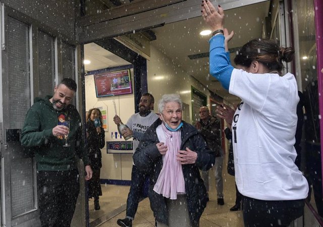 Asunción, una agraciada del 'Gordo' del Sorteo Extraordinario de la Lotería de Navidad correspondiente al número 5490 celebra su suerte en la administración situada en las galerías comerciales de la calle Barcelona, a 22 de diciembre de 2022, en A Coruña,