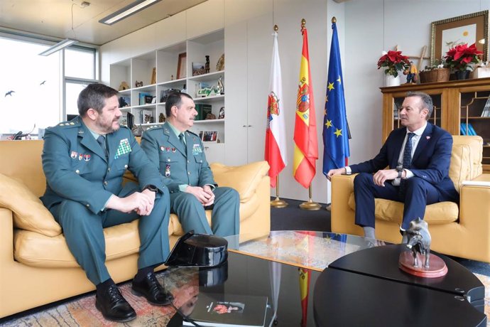 El consejero de Medio Ambiente, Guillermo Blanco, se reúne con el coronel jefe de la Guardia Civil en Cantabria, Antonio Orantos