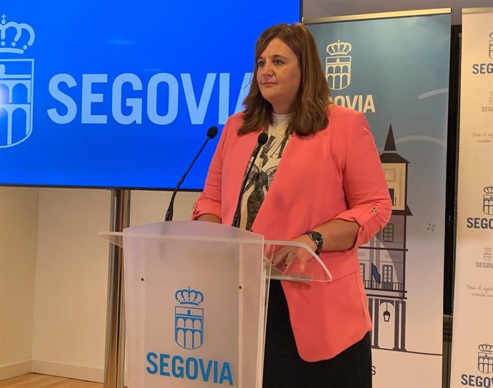 La alcaldesa explica la propuesta para modificar la ordenanza de convivencia.