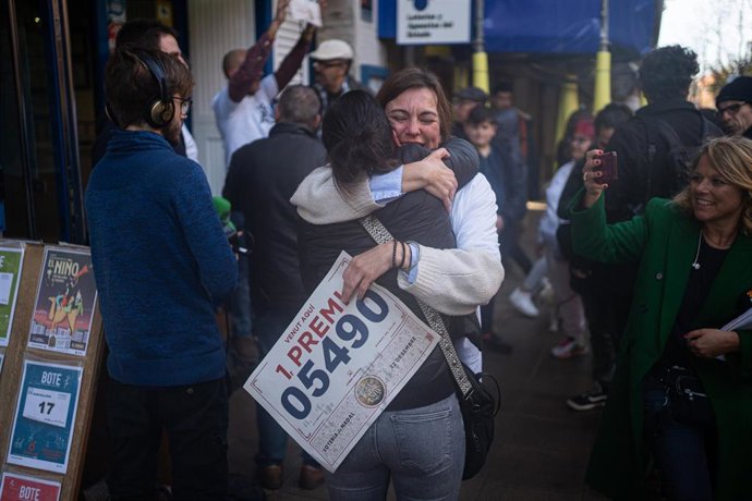 Empleados de la administración situada en la Avenida de la Generalitat celebran que han vendido parte del número 5490 correspondiente al 'Gordo' del Sorteo Extraordinario de la Lotería de Navidad, a 22 de diciembre de 2022, en Barber del Valls, Barcel