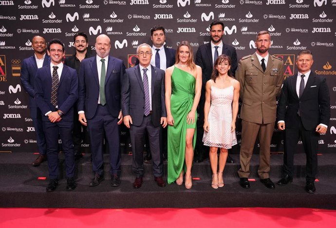 Alejandro Blanco, Presidente Del COE, Y Pablo Rosique, Director General De Deportes De La UCAM, Con Algunos De Los Deportistas De La Universidad Católica Que Participaron En La Gala