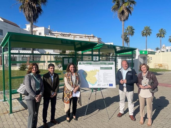 La delegada territorial de Fomento, Articulación del Territorio y Vivienda de la Junta de Andalucía, Carmen Sánchez, y el delegado de Sostenibilidad, Medio Ambiente y Economía Azul, Óscar Curtido, en Rota