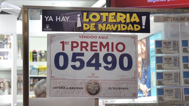 Vista de una de las administraciones situada en la calle Rafael Cabrera que han vendido parte del número 5490 correspondiente al 'Gordo' del Sorteo Extraordinario de la Lotería de Navidad, a 22 de diciembre de 2022, en Las Palmas de Gran Canaria, Las Palm