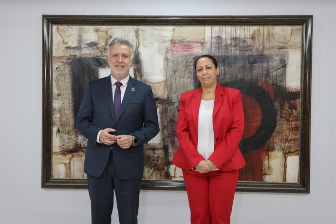 El presidente de Canarias, Ángel Víctor Torres, y la cónsul general del Reino de Marruecos en las islas, Fatiha El Kamouri