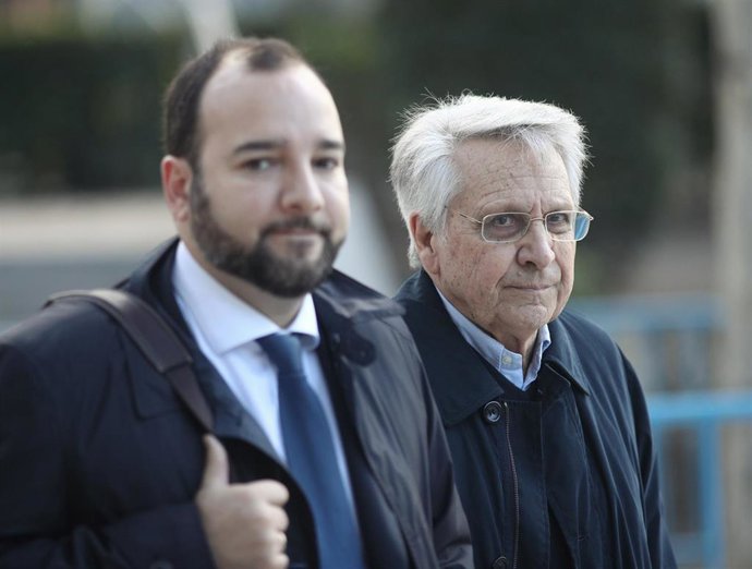 Archivo - El expresidente de Caixanova, Julio Fernández Gayoso (d),