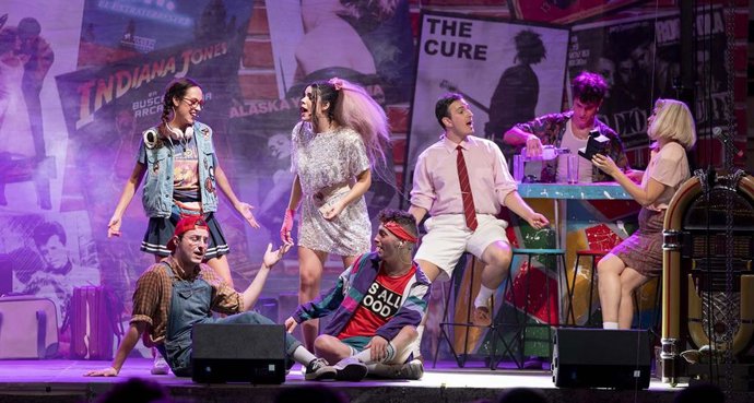 Archivo - El musical "Regresa a los 80"