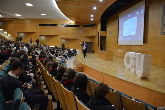 Cerca de 1.000 alumnos visitan la II Open Week de CEU Andalucía