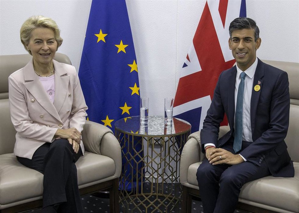 Archivo - La presidenta de la Comisión Europea, Ursula von der Leyen, y el primer ministro de Reino Unido, Rishi Sunak.