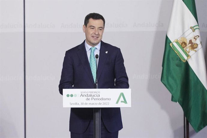 Archivo - El presidente de la Junta, Juanma Moreno, durante la entrega de los XXXVI Premios Andalucía de Periodismo en el Palacio de San Telmo, a 30 de marzo de 2022 en Sevilla (Andalucía, España) (Foto de archivo).