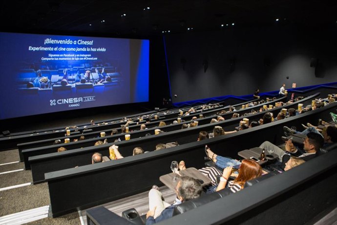 Archivo - El primer cine de lujo en España incorpora la última tecnología en imagen y sonido, y ofrece el máximo confort con butacas reclinables y más espacio para las piernas 