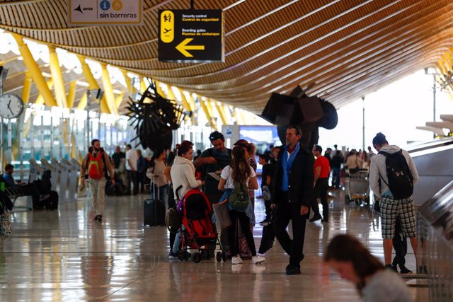 Archivo - Un grupo de viajeros en el hall del aeropuerto Adolfo Suárez Madrid-Barajas. 