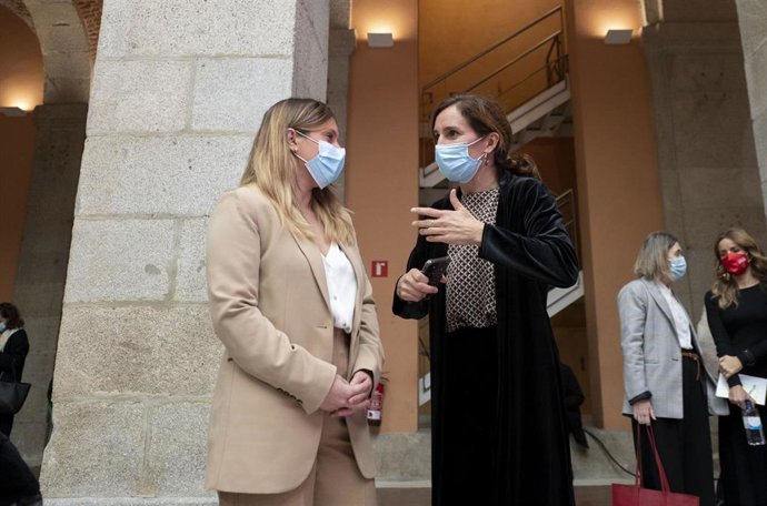 Archivo - Alejandra Jacinto, de Unidas Podemos,  y Mónica García, de Más Madrid