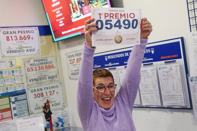 La empleada de la administración situada en la calle Monteros Rios celebran que han vendido parte del número 5490 correspondiente al 'Gordo' del Sorteo Extraordinario de la Lotería de Navidad.