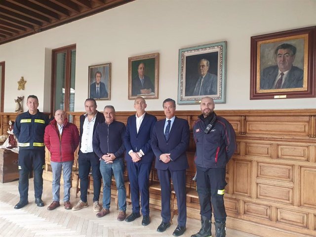 Representantes de la Diputación y del Ayuntamiento, con responsables del parque de Bomberos de León, tras la reunión de la comisión de seguimiento.