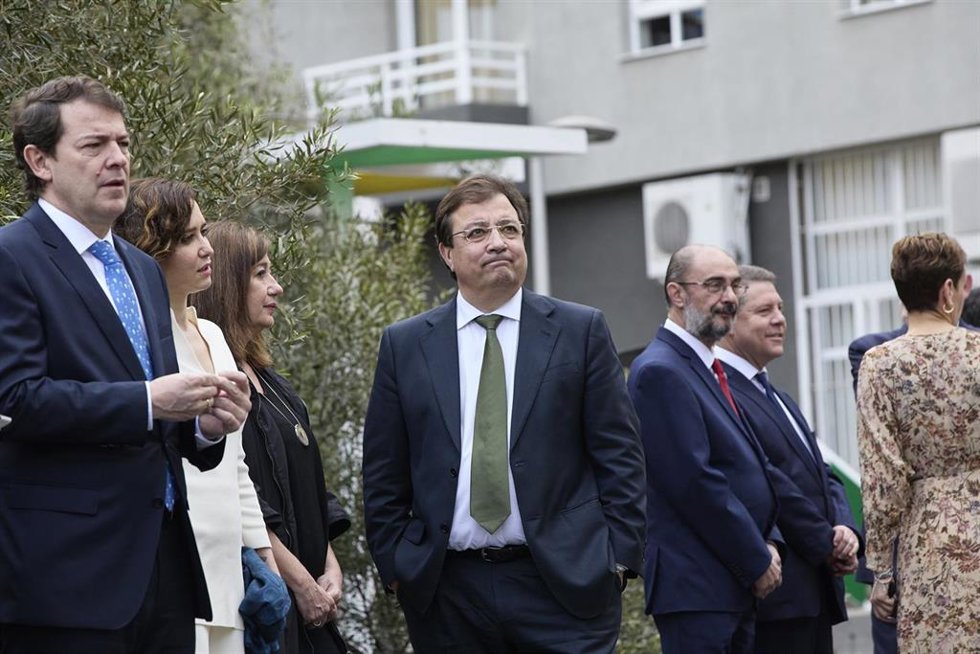 Archivo - la presidenta de la Comunidad de Madrid, Isabel Díaz Ayuso, y el de la Junta de Extremadura, Guillermo Fernández Vara, en una Conferencia de Presidentes