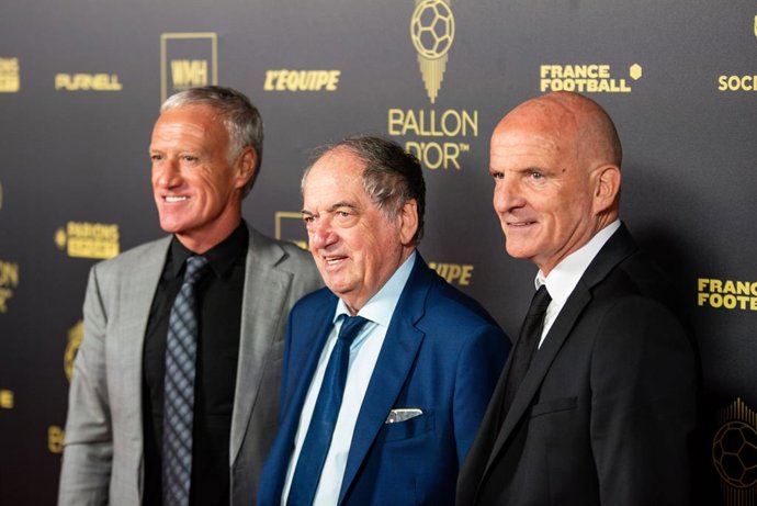 Archivo - Didier Deschamps, Noel Le Graet and Guy Stephan during the red carpet ceremony of the Ballon d'Or (Golden Ball) France Football 2022 on October 17, 2022 at Theatre du Chatelet in Paris, France - Photo Antoine Massinon / A2M Sport Consulting / 