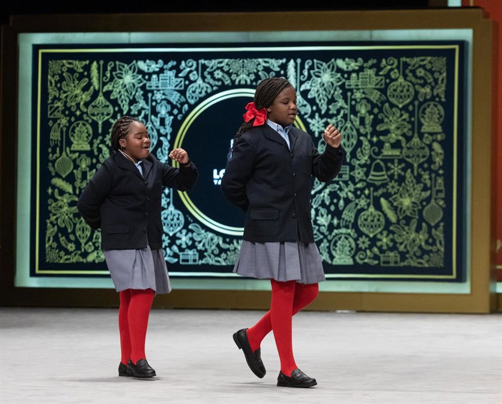 Ainhoa Rosero (i) y Yesica Paola Valencia (d) cantan un quinto premio del Sorteo Extraordinario de la Lotería de Navidad 2022.