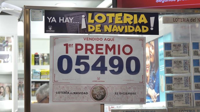 Vista de una de las administraciones situada en la calle Rafael Cabrera que han vendido parte del número 5490 correspondiente al 'Gordo' del Sorteo Extraordinario de la Lotería de Navidad, a 22 de diciembre de 2022, en Las Palmas de Gran Canaria, Las Pa