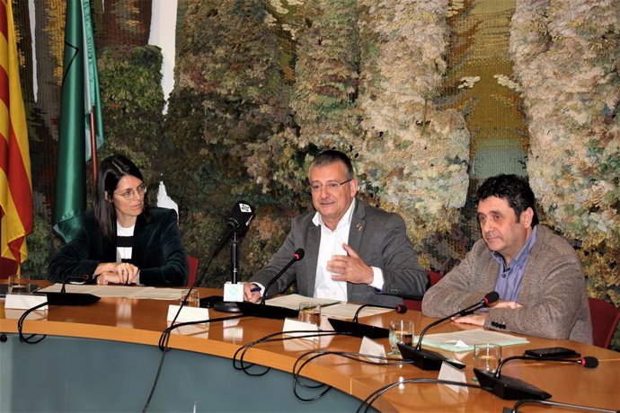 La directora de l'Incasl, Maria Sisternas, l'alcalde de Sant Sadurní d'Anoia, Ton Amat, i el regidor d'Urbanisme, Xavier Rodríguez