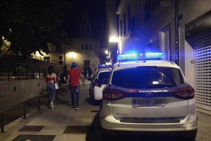 Archivo - Dous vehículos da Policía Local no parque das Mercedes, nun control policial para evitar botellóns e aglomeracións, a 4 de xullo de 2021, en Ourense, Galicia (España). Durante a fin de semana, as forzas e corpos de seguridade reforzan os 