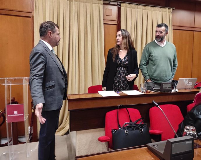 La portavoz de Vox en el Ayuntamiento de Córdoba, Paula Badanelli, y el concejal de Vox, Rafael Saco, con el edil David Dorado antes del Pleno de la semana pasada.