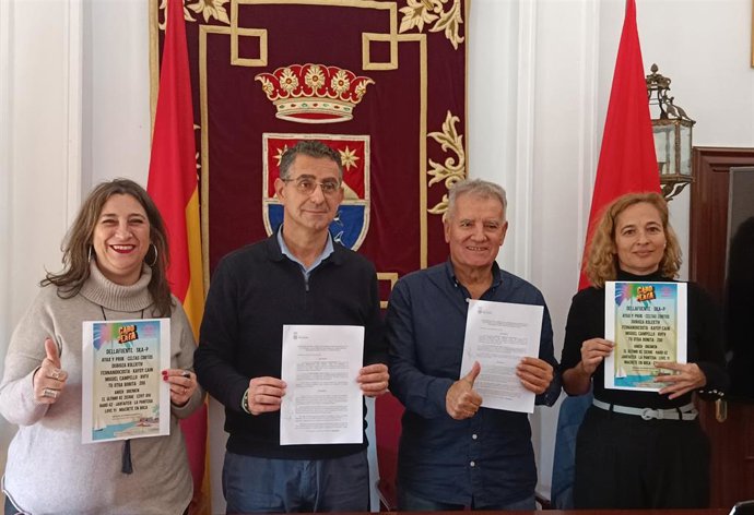 Miguel Francisco Molina, alcalde de Barbate y los organizadores del festival, Paco Toro y Fátima Rodriguez, en la presentación del Festival Cabo de Plata