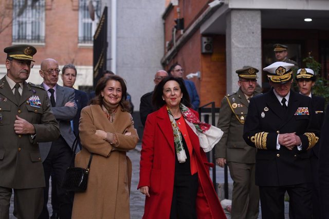 La subsecretaría de Estado de Defensa, Adoración Mateos Tejada (i), y la ministra de Defensa, Margarita Robles (c), a su llegada al acto de reconocimiento a la Fuerzas Armadas en la Escuela de Guerra del Ejército de Tierra