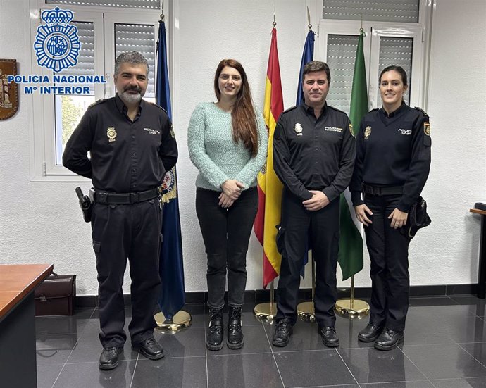 Dos estudiantes de la Universidad Loyola finalizan su formación práctica en la Comisaría de la Policía Nacional en Córdoba.