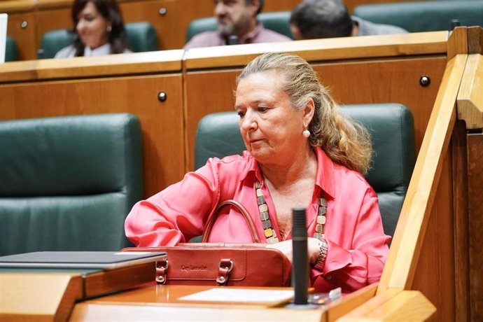 La consejera de Salud, Miren Gotzone Sagardui, durante una sesión plenaria en el Parlamento Vasco, a 9 de diciembre de 2022, en Vitoria-Gasteiz, Álava