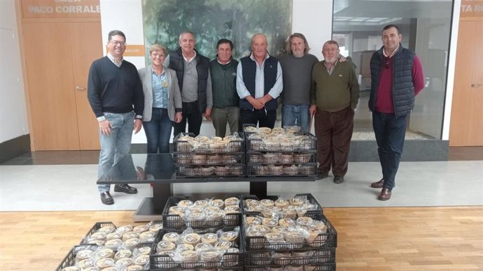 La Hermandad de Nuestro Padre Jesús Nazareno de Rota (Cádiz) entrega 600 quesos "de primera calidad" a Cocina Solidaria