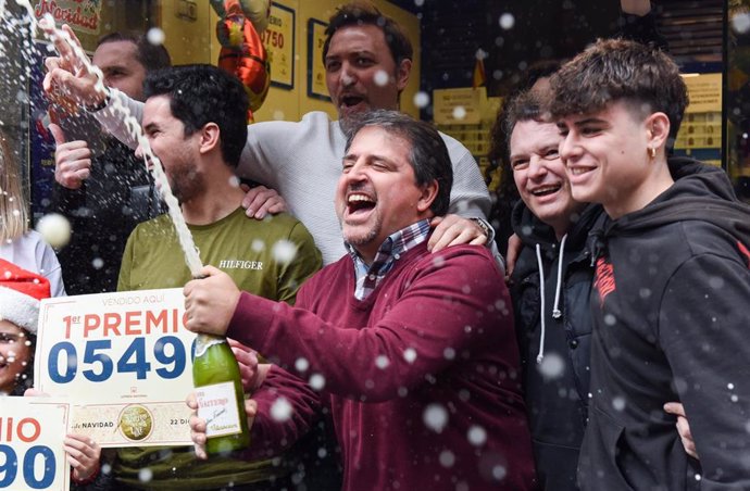 Empleados de la administración situada en la calle Arenal celebran que han vendido parte del número 5490 correspondiente al 'Gordo' del Sorteo Extraordinario de la Lotería de Navidad, a 22 de diciembre de 2022, en Madrid (España). En esta ocasión, el so