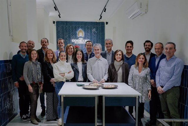 Martín Fiz y otros corredores durante un ‘showcooking’ en el que recibieron consejos de una nutricionista y aprendieron a preparar platos saludables para mantener sus rutinas de entrenamiento en Navidad.