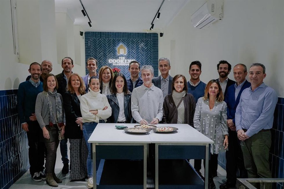 Martín Fiz y otros corredores durante un showcooking en el que recibieron consejos de una nutricionista y aprendieron a preparar platos saludables para mantener sus rutinas de entrenamiento en Navidad.